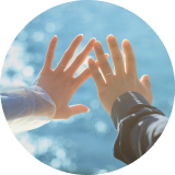 指輪をした男女の手